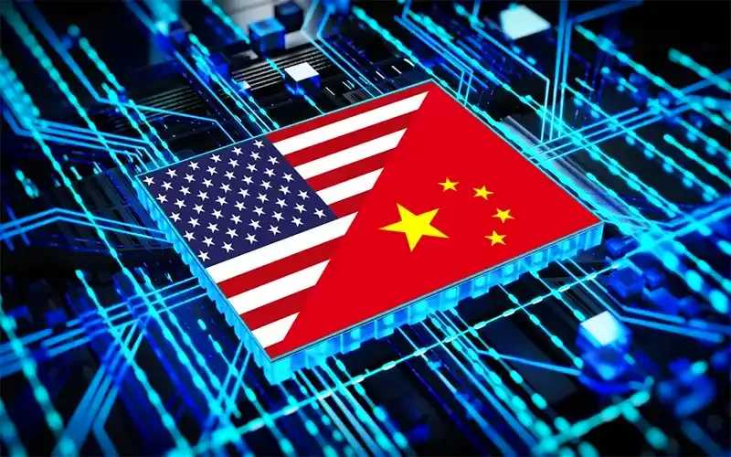 Guerra tecnológica entre China y EE.UU.: Chip con banderas de ambos países sobre un circuito digital.