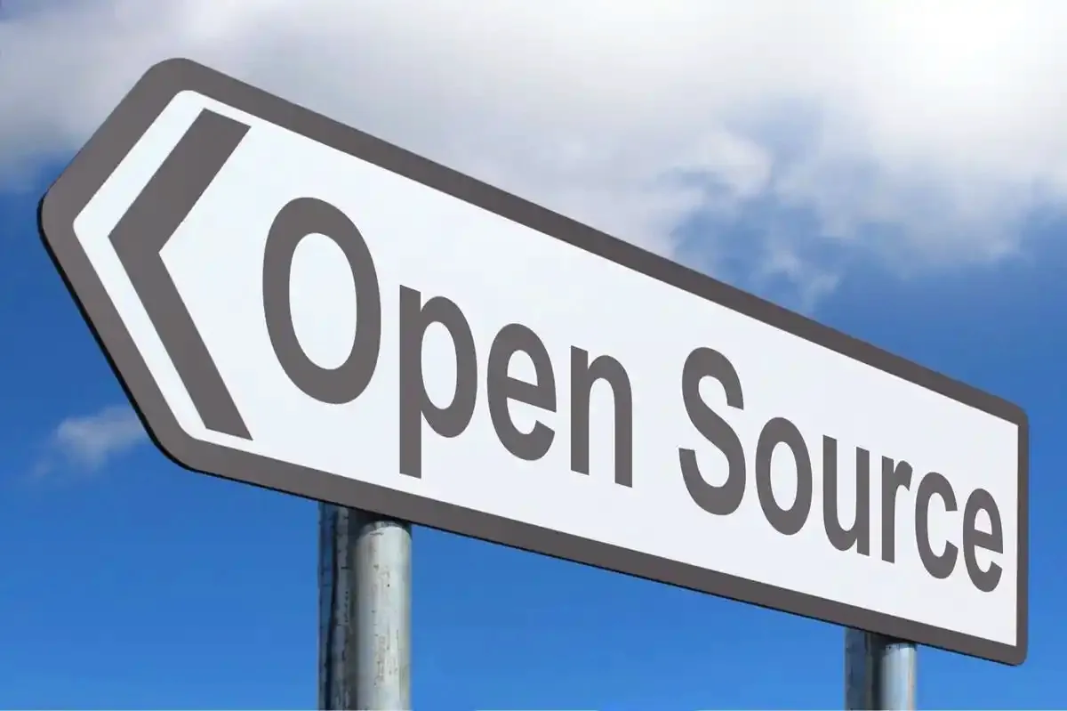 Señal de tráfico con la palabra 'Open Source', simbolizando el software y la inteligencia artificial de código abierto.