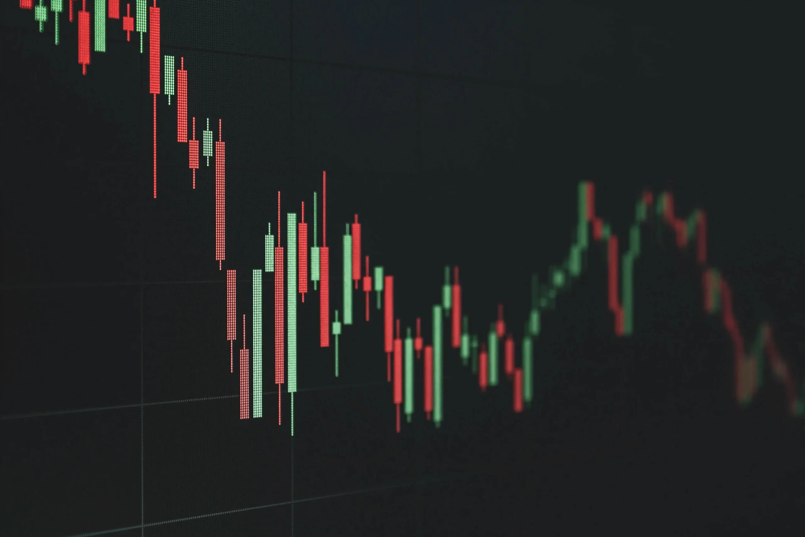 Gráfico de velas con caída en el mercado de valores, reflejando la volatilidad financiera tras la irrupción de DeepSeek en la industria tecnológica.